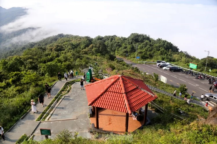 Tourists flocked to Ban Co peak after Bill Gates' visit