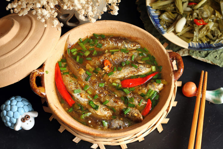 Linh fish braised with pepper in a clay pot, an ideal meal with a steamy hot rice bowl.